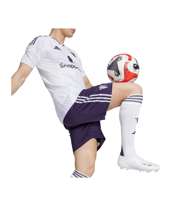 adidas manchester united short away 20252026 fialová